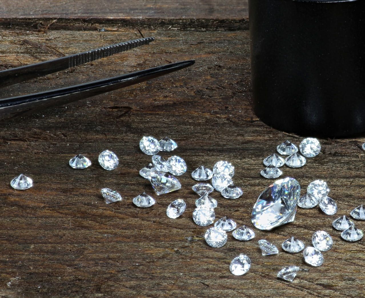 Diamanten liegen auf einem Tisch